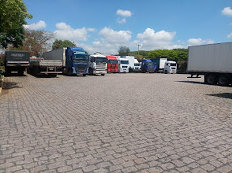 Pátio do estacionamento durante o dia