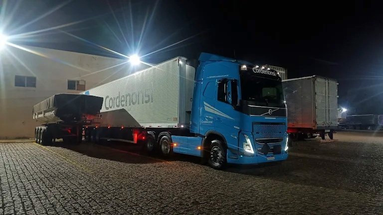 Movimento noturno de caminhão em pátio iluminado